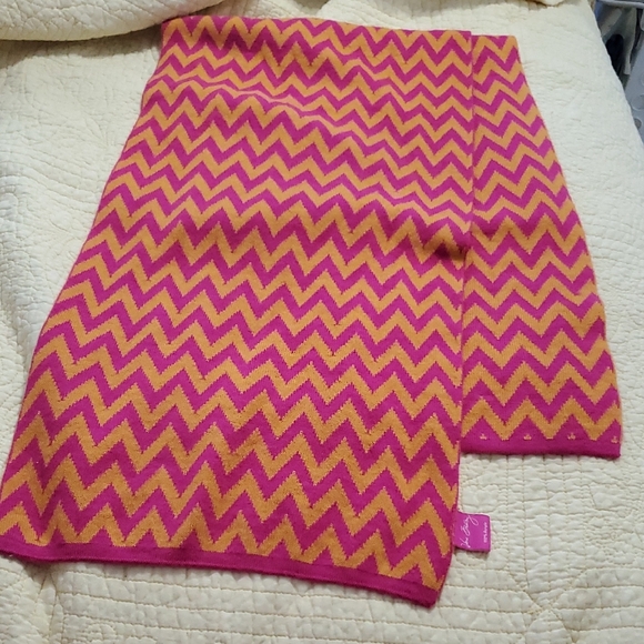Vera Bradley Orange & Pink Scarf 100% acrylic Chevron - Picture 3 of 3
